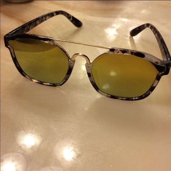 Mirrored sunglasses 😎 with grey leopard frames - Picture 8 of 8